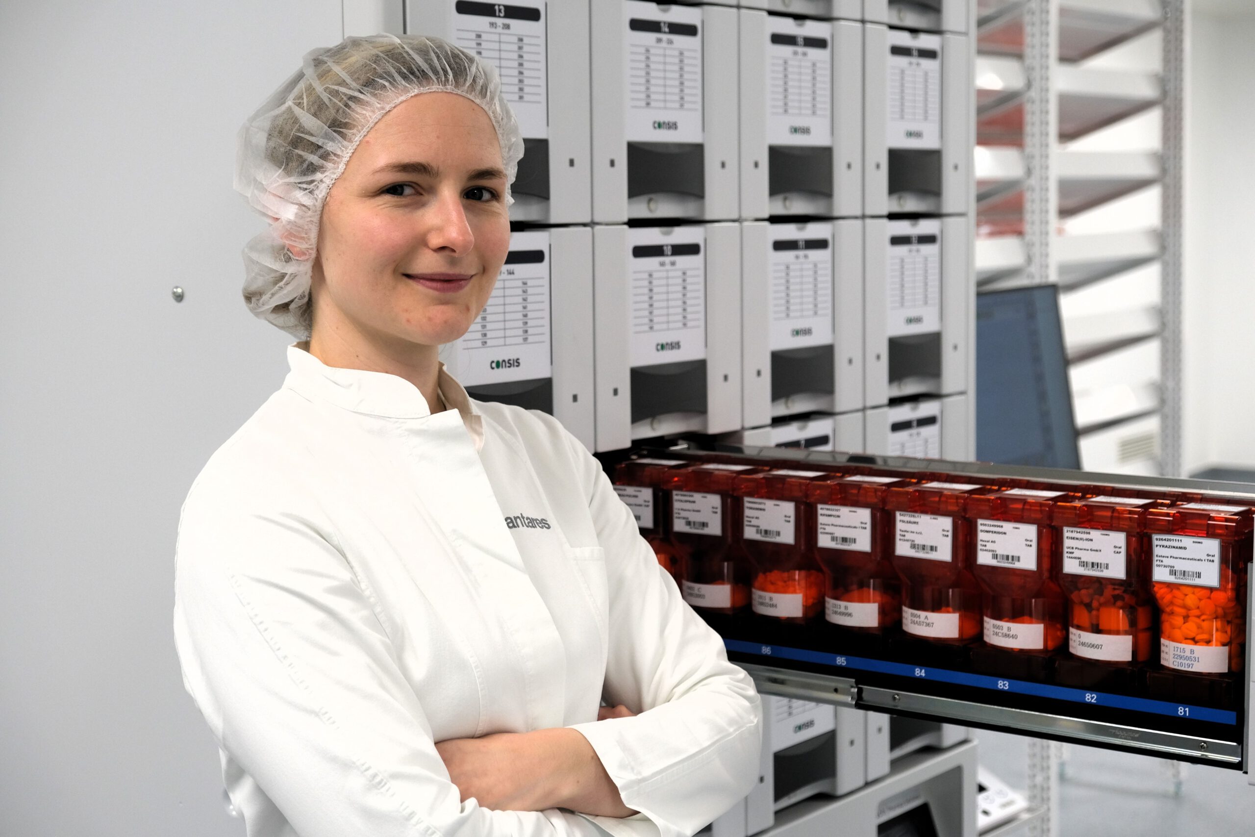 Sinah Gaebert, Leitung Patientenindividuelle Verblisterung, im Verblisterungsraum der antares Apotheke